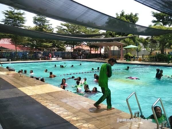 foto kolam renang big mermaid tirtayasa waterpark
