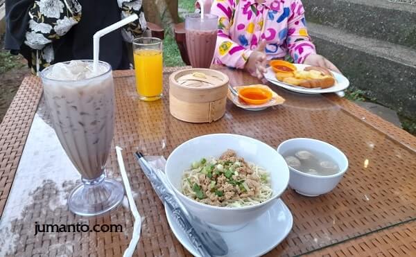 menikmati sajian kuliner di lamban gunung lampung