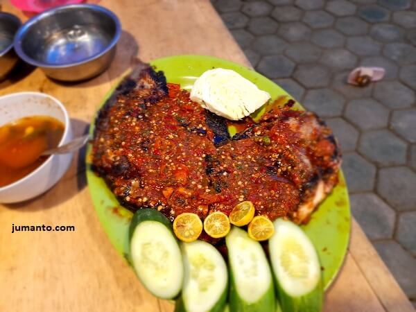 Lesehan pringsewu, rumah makan keluarga enak dengan harga murah kuliner gurame bakar pedas lesehan pringsewu lampung yang enak